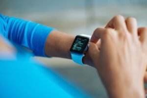 Read more about the article Beyond Step Counting: Advanced Features of Modern Fitness Wearables Technology 2024